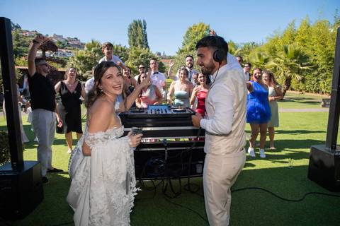 Noivos a dançar na mesa de mistura do DJ - Fotografia de casamento na Casa dos Cisnes, Porto'