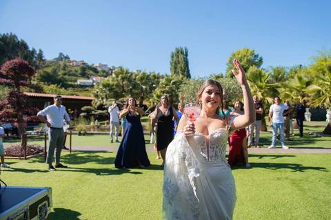  fotografia de noiva a atirar o ramo - Casamento na Casa dos Cisnes, Porto'
