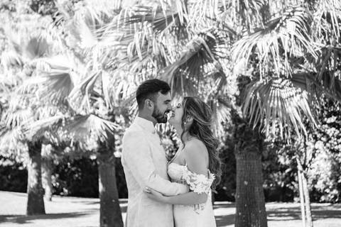 Fotografia a preto e branco de noivos abraçados - casamento na Casa dos Cisnes, Porto'