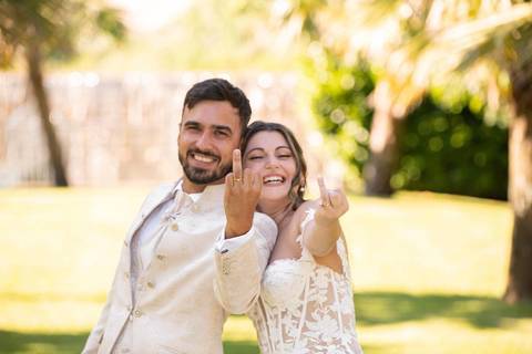 Fotografia de noivos a mostrar as alianças - Casamento na Casa dos Cisnes, Porto'