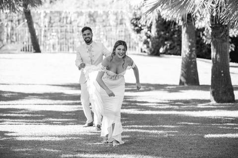 noiva a correr enquanto noivo lhe agarra o vestido - fotografia de casamento no Porto'