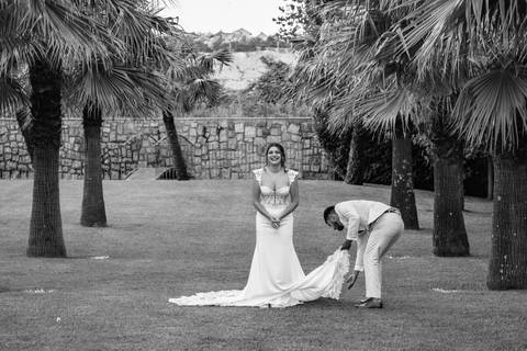 noivo a ajeitar o vestido da noiva - fotografia de casamento na Casa dos Cisnes, Porto'