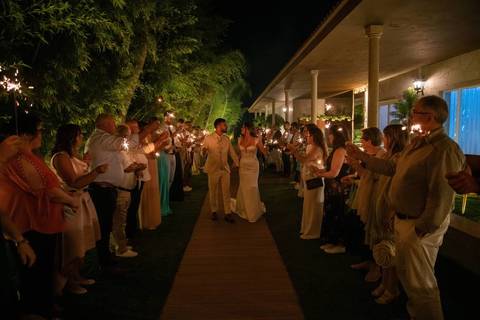 noivos a caminhar entre os convidados à noite - fotografia de casamento na Casa dos Cisnes, Porto'