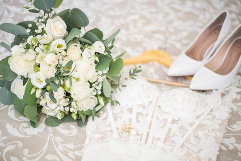 Acessórios e vestido que a noiva vai utilizar no dia do casamento - Fotografia de casamento Porto'