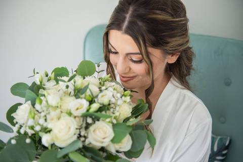 fotografia de noiva a cheirar o ramo - Fotografia de casamento no Porto'