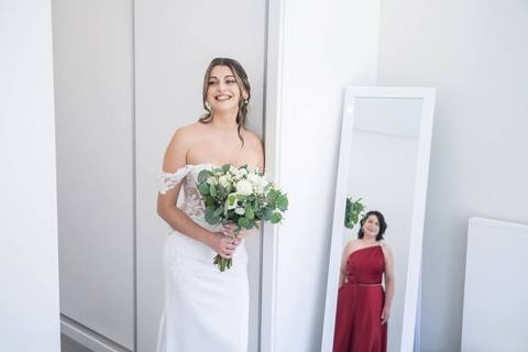 Mãe a olhar para a noiva - Fotografia de casamento no porto'