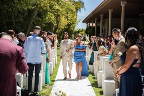 Noivo a caminhar com a mãe até ao altar - Fotografia de casamento na Casa dos Cisnes'