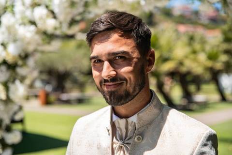 noivo a sorrir - Fotografia de casamento na Casa dos Cisnes'