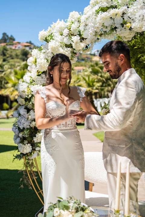 Fotografia de noivos a trocar alianças - Fotografia de casamento na Casa dos Cisnes'