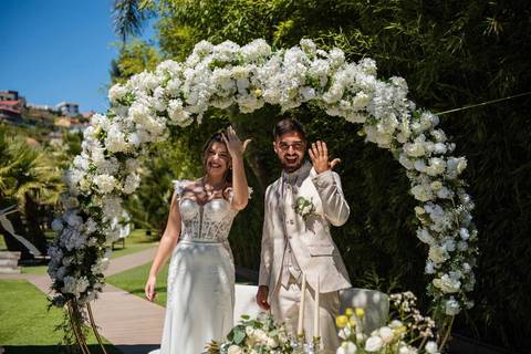 Fotografia de noivos a mostrar as alianças - casamento na Casa dos Cisnes'