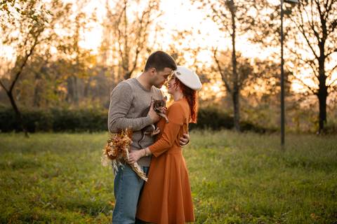 sessão fotográfica ao pôr do sol em Ermesinde - casal abraçado com o seu cão'