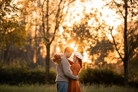 casal abraçado ao pôr do sol - fotografia em Ermesinde'