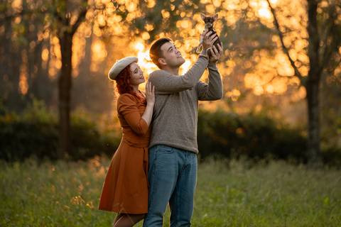 casal a olhar para o seu animal de estimação - sessão fotográfica de família em Ermesinde'