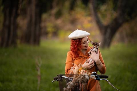 mulher sentada numa bicicleta com o seu cão - fotógrafo em Ermesinde, Porto'