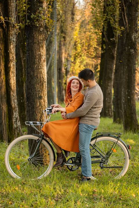 casal em cima de uma bicicleta - sessão fotográfica na natureza'