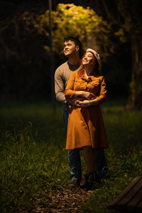 sessão fotográfica à noite, Ermesinde, Porto - casal abraçado na natureza'