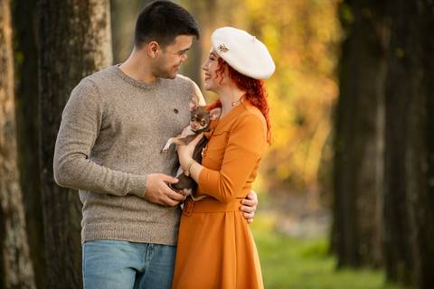 fotografia de casal a segurar no seu cão - sessão na natureza'