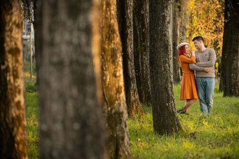 sessão fotográfica em Ermesinde - fotografia de casal abraçado na natureza'