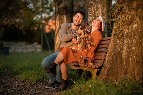 casal sentado num banco com o seu cão - sessão fotográfica de família'