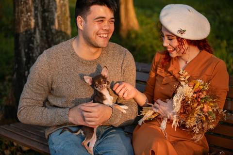 casal sentado com animal de estimação - fotografia em Ermesinde'