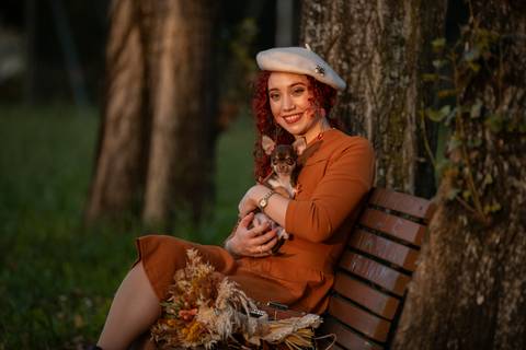 mulher sentada num banco de jardim com o seu cão - fotografo em Ermesinde'