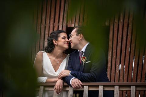 Noivos a olhar um para o outro - fotografia de casamento na'