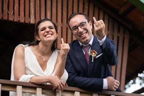 noivos a mostrar as alianças - fotografia de casamento na Quinta Azenha de Baixo'