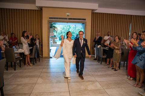 noivos de mão dada a entrar na festa do casamento - fotografia de casamento no Porto'