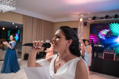 noiva a cantar na festa de casamento - fotografia de casamento na Quinta da Pacheca'