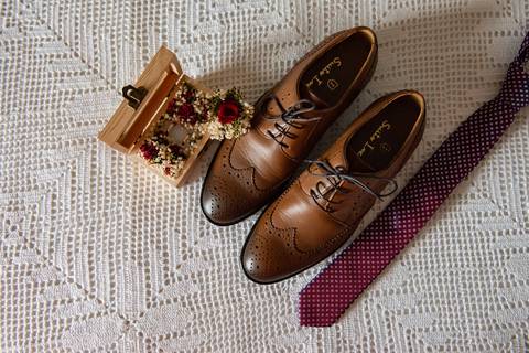 Fotografias de acessórios que noivo vai usar no dia do casamento. '