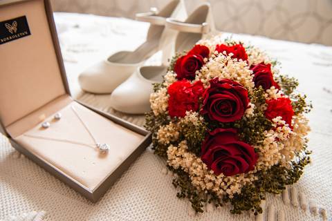 Fotografia de acessórios que a noiva vai usar no dia do casamento'