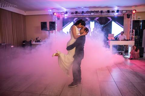 noiva a dançar no colo do noivo na festa do casamento - fotografia de casamento Quinta da Pacheca'