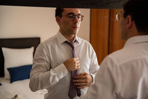 Noivo a colocar a gravata - Fotografia de casamento no Porto'