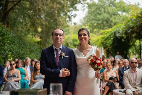 retrato de noivos de mão dada - fotografia de casamento no Porto'
