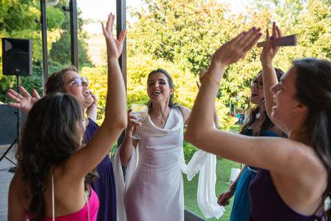fotografia de noiva a dançar no dia do casamento'