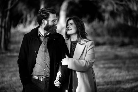 casal abraçado a caminhar - sessão fotográfica em Ermesinde, Porto'