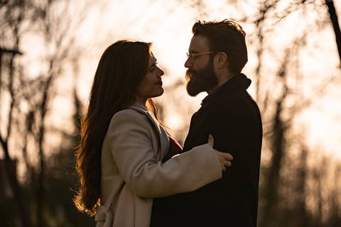 namorados abraçados a olhar um para o outro durante o pôr do sol - fotografia de casal em Ermesinde'