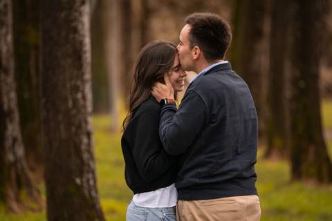namorado a beijar testa da namorada - Sessão fotográfica de dia dos namorados, Ermesinde'