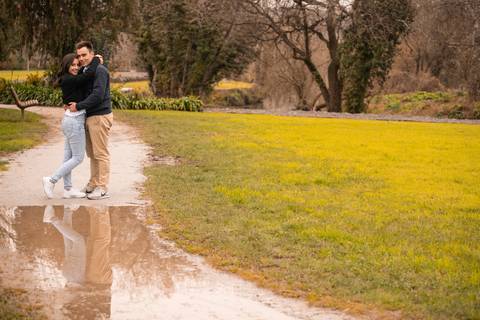 casal a olhar para o seu reflexo na água - Fotografia de dia dos namorados'
