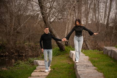 Casal a caminhar de mãos dadas - Sessão fotográfica de dia dos namorados em Ermesinde'