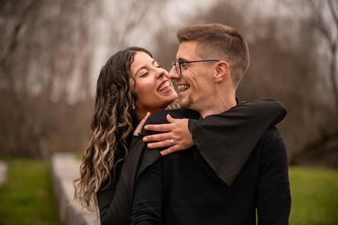 Casal a sorrir um para o outro - fotografia de dia dos namorados, Ermesinde'