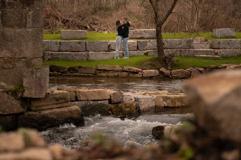Casal abraçado na margem de um lago - Sessão fotográfica de dia dos namorados em Ermesinde'
