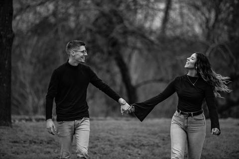 fotografia a preto e branco de casal de mãos dadas'