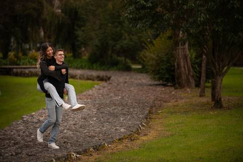 namorado a andar com namorada às cavalitas - Sessão fotográfica de dia dos namorados em Ermesinde'
