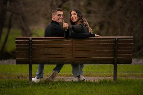 noiva a mostrar o anel de noivado sentada num banco de jardim - fotógrafo de casamentos em Ermesinde'