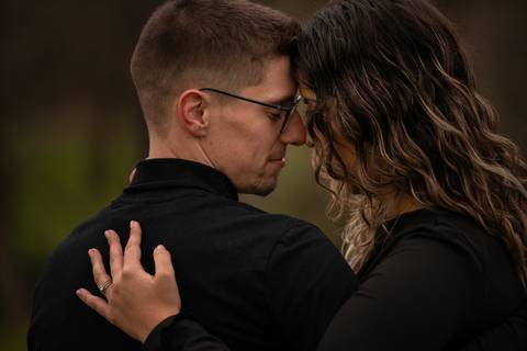 Casal abraçado - Sessão fotográfica de dia dos namorados em Ermesinde'