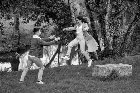 mulher a saltar para os braços do namorado - fotografia a preto e branco'