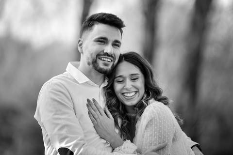 casal abraçado a sorrir - fotografia a preto e branco em Ermesinde'