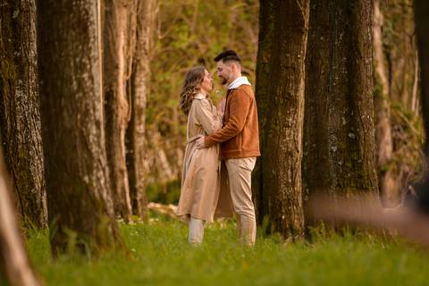 casal abraçado - sessão fotográfica de dia dos namorados na natureza'