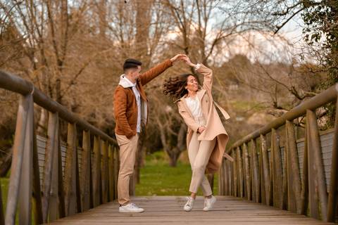 casal a dançar - sessão fotográfica na natureza'